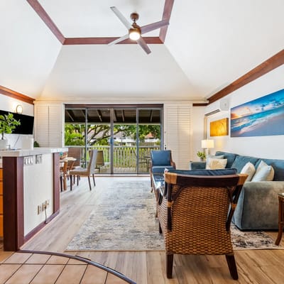KP40 Walk to Beach!Top Corner Unit, A/C, Pool, Gym