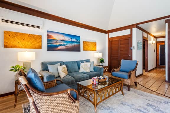 KP40 Walk to Beach!Top Corner Unit, A/C, Pool, Gym