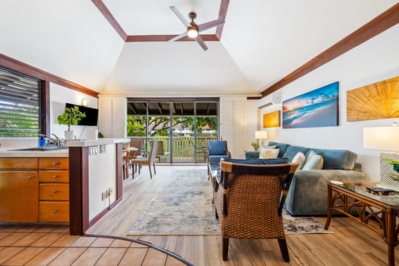 KP40 Walk to Beach!Top Corner Unit, A/C, Pool, Gym